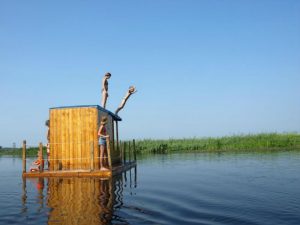 skok do wody z tratwy