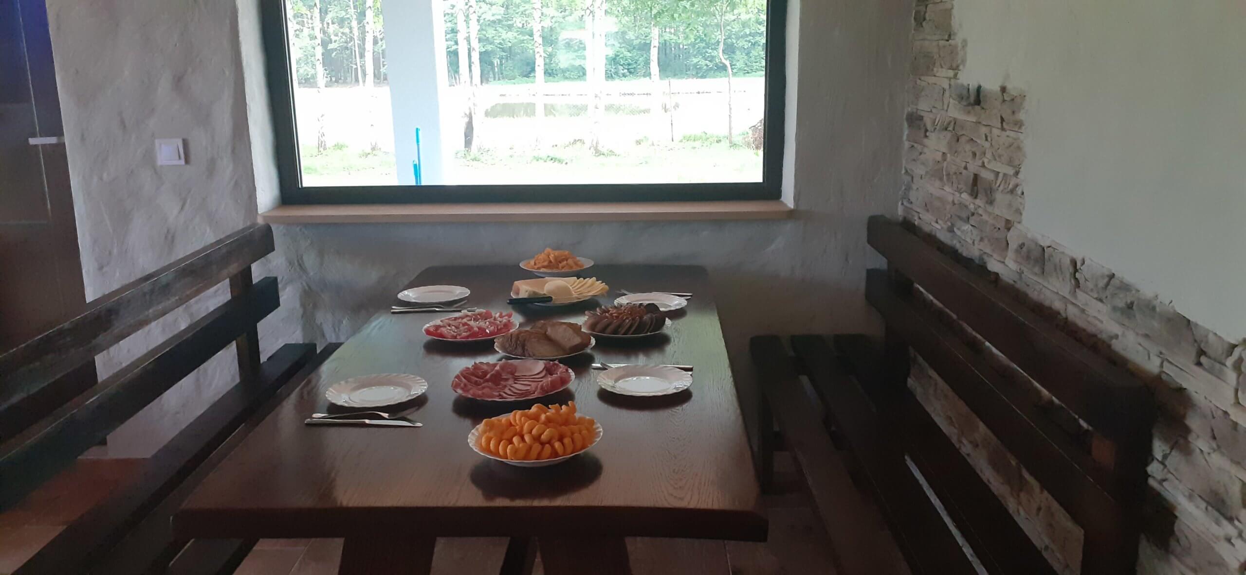 śniadanie w zajęczej chacie